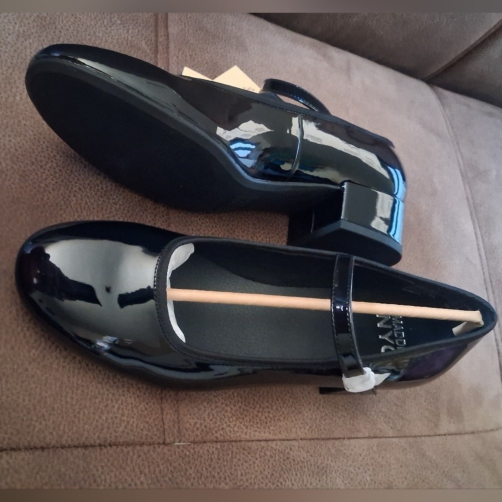Madden NYC Black Patent Leather Mary Jane Shoes 9 *damaged*